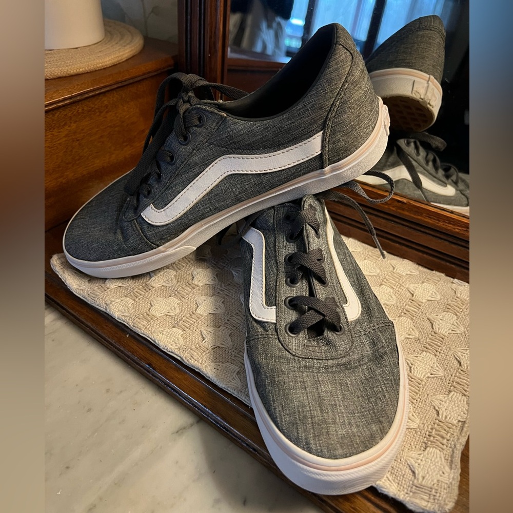 VANSโ Classic Low Top Casual Skater Sneakers Grey Light Pink White Women's Sz 10